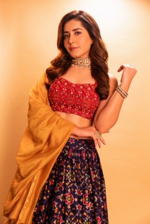 Rashi Khanna (aka) Rashi Kanna