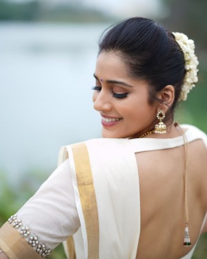 Rashmi Gautam (aka) RashmiGautam