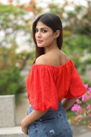 Rhea Chakraborty (aka) RheaChakraborty