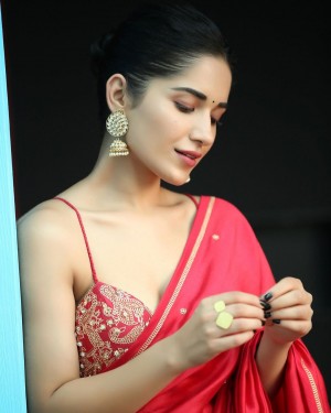 Ruhani Sharma (aka) RuhaniSharma