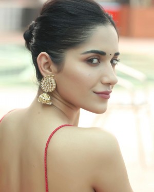 Ruhani Sharma (aka) RuhaniSharma