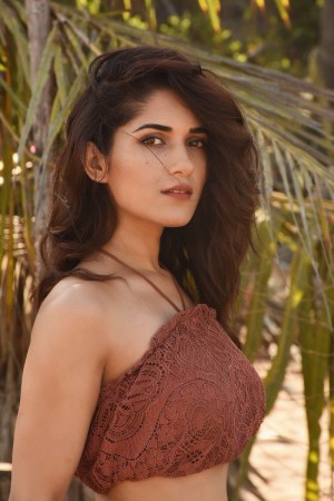 Ruhani Sharma (aka) RuhaniSharma