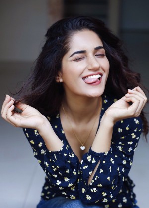 Ruhani Sharma (aka) RuhaniSharma