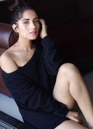 Ruhani Sharma (aka) RuhaniSharma