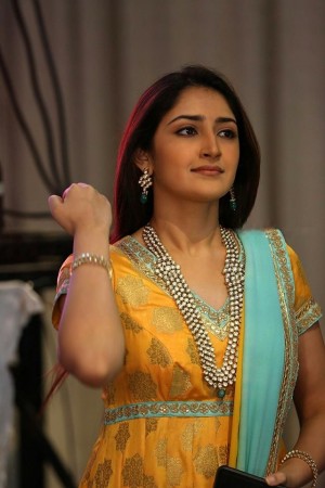 Sayyeshaa Saigal (aka) Sayyeshaa