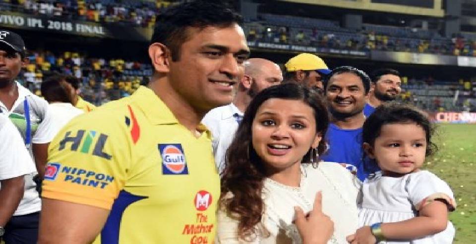 sakshi dhoni reveals one person who can upset msdhoni csk video