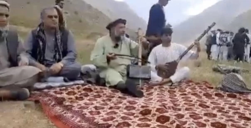 Afghanistan folk singer dragged out home shot kill Taliban