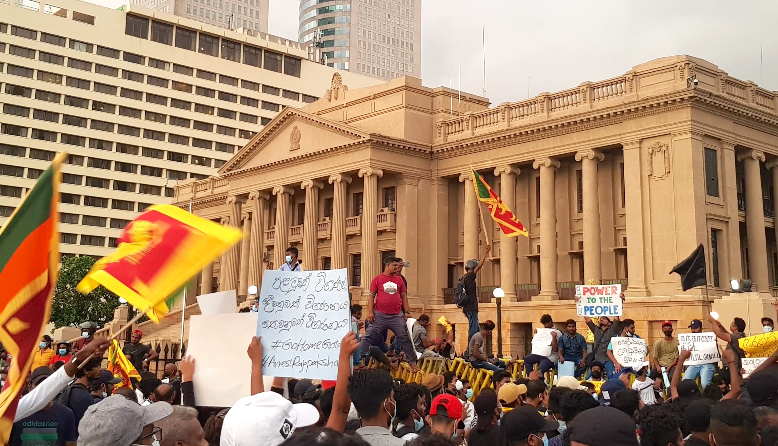 srilanka couple kiss publicly amid protest in colombo