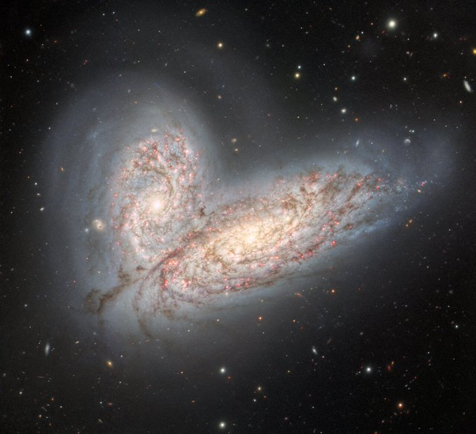 Gemini North telescope captures image of two galaxies merging