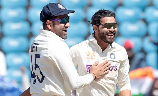 Steve Smith Thumbs up to ravindra jadeja after his delivery